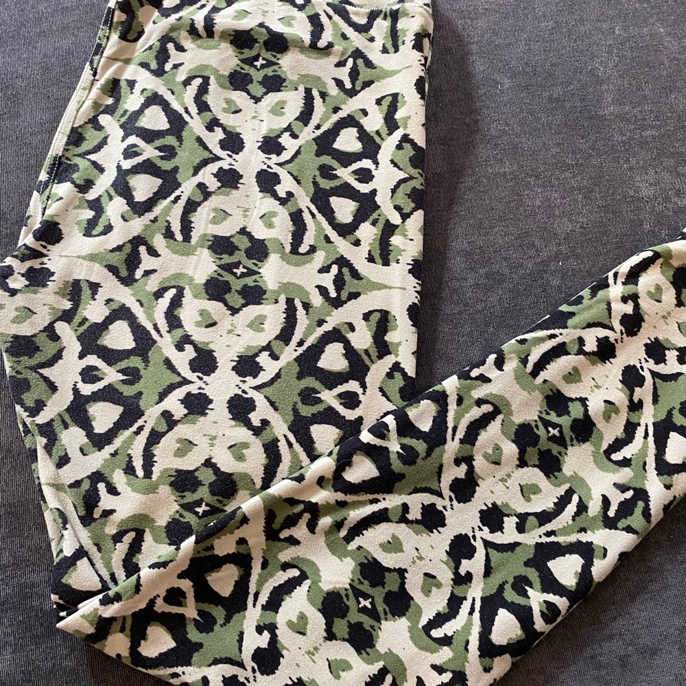 LULAROE LEGGINGS CAMO DAMASK OS BN